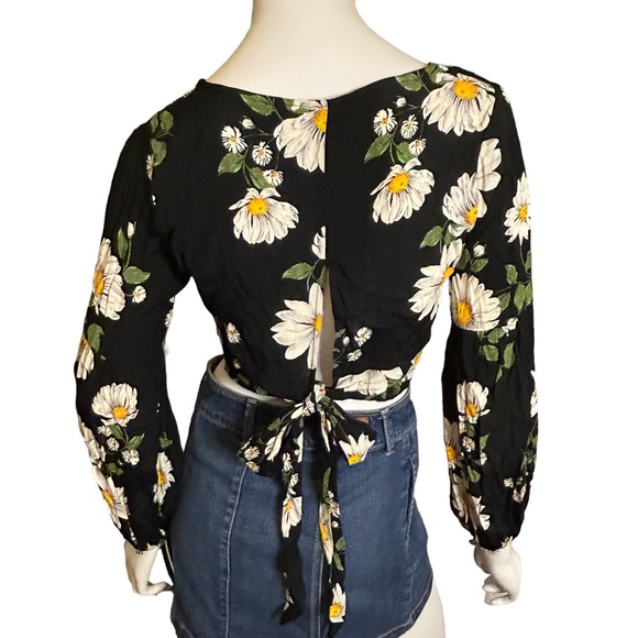 Forever 21 Black Daisy Print Crop Top Blouse Size Small - Picture 6 of 8